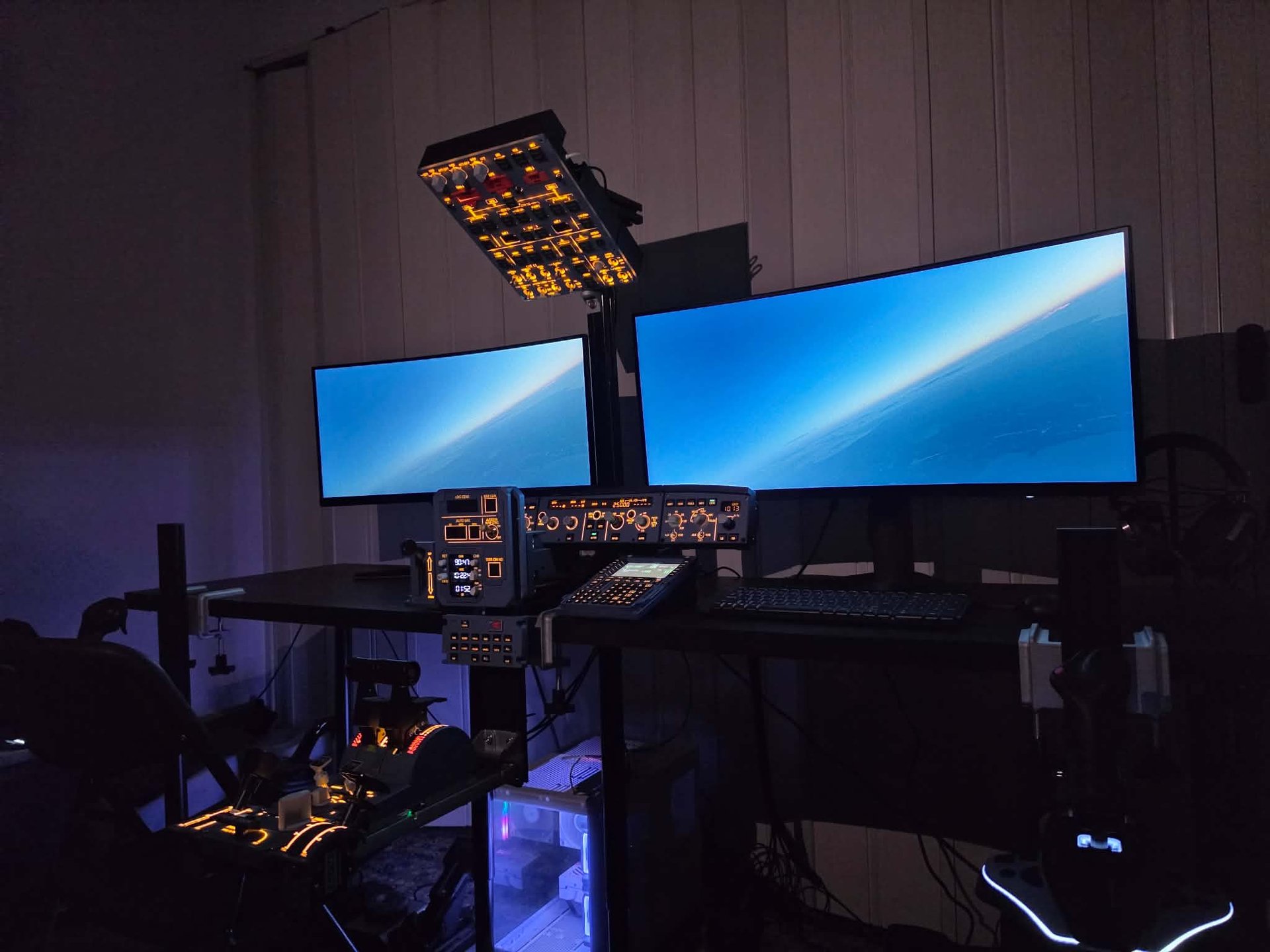 The Aviation Simulator Station: dual ultrawide monitors, an overhead panel on an articulating arm, and a desk-mounted MCDU and throttle quadrant.